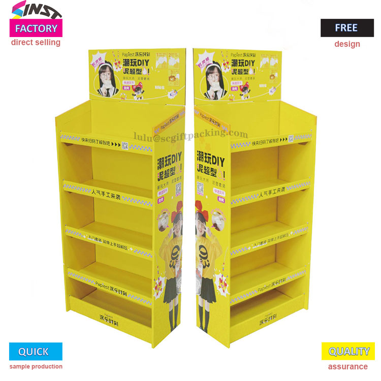 Micul suport galben din carton din supermarket este în flăcări!