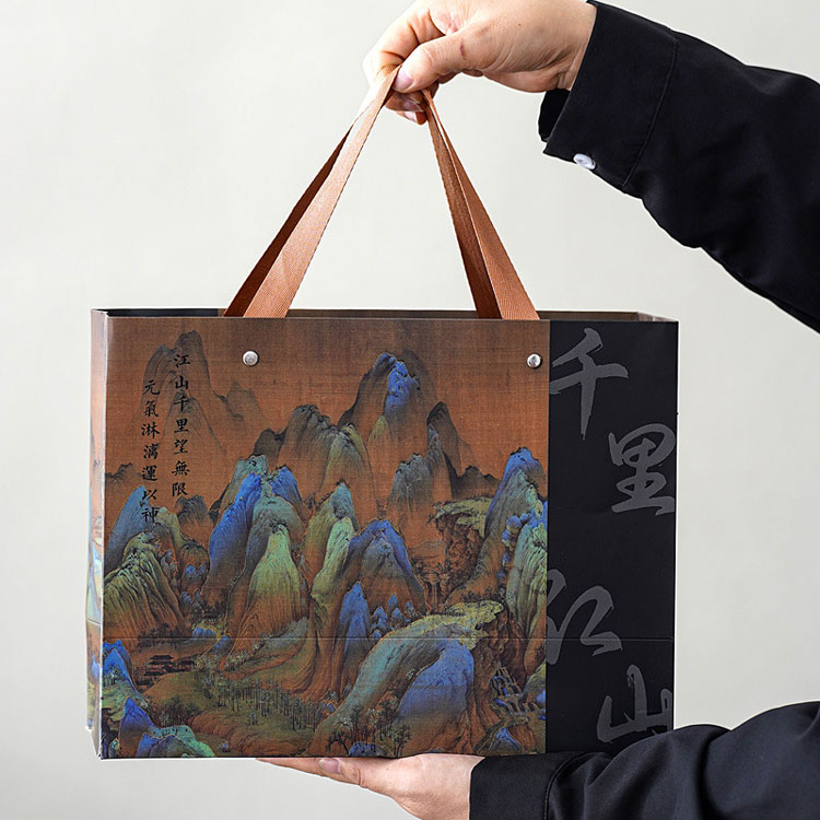 O cutie de cadou pentru căni din ceramică, impregnată cu spiritul munților și râurilor - ținerea acesteia în mâini aduce un sentiment de căldură.